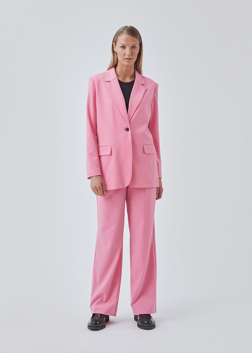 Bukser med afslappet pasform. AnkerMD wide pants har almindelig talje med læg foran og brede, lange ben. Dekorative paspolerede lommer bagpå og sidelommer.  Match med blazer: AnkerMD blazer