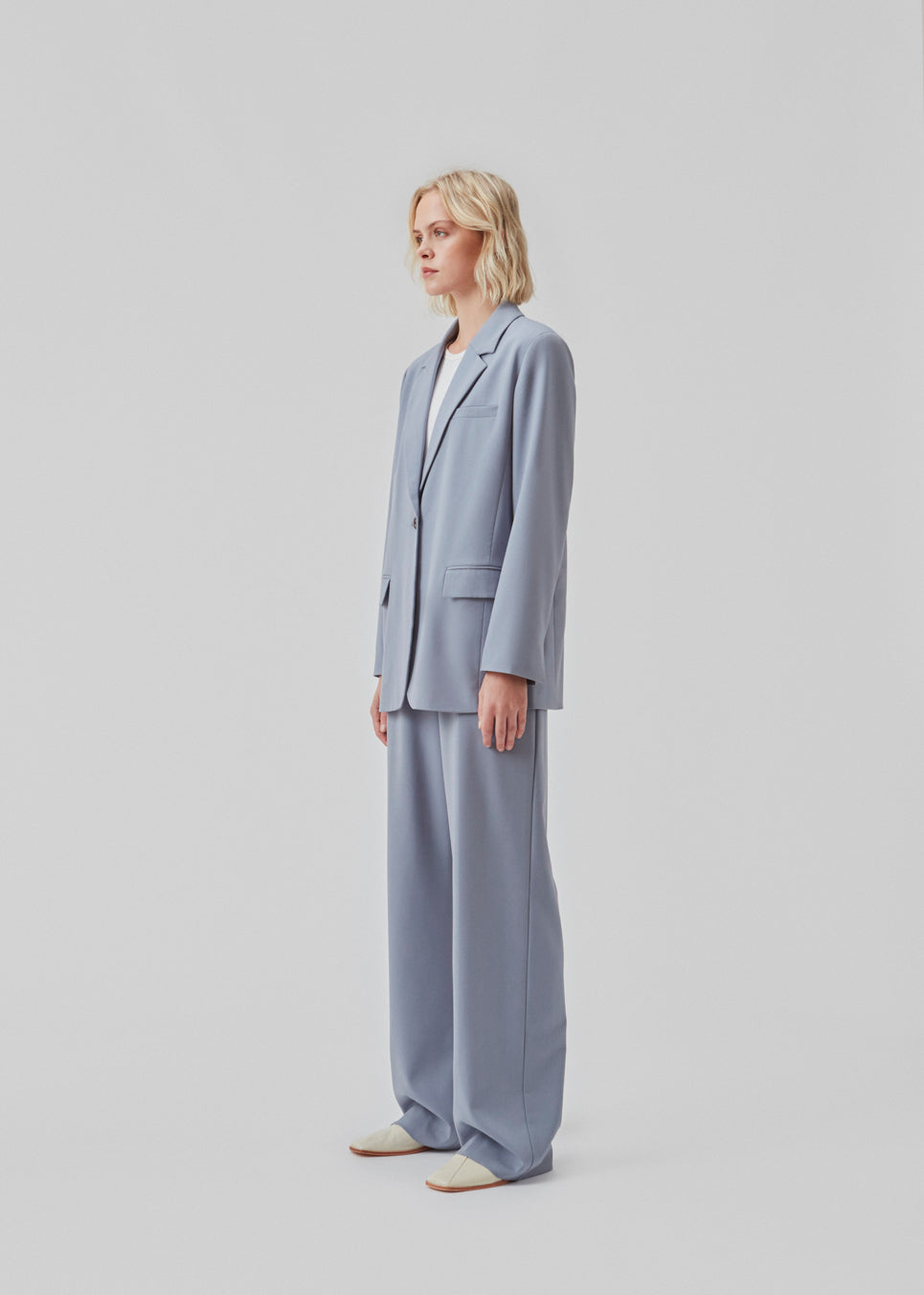 Oversized blazer i farven Dusk med blødt fald. AnkerMD blazer har krave og revers samt en knap foran. Forlommer med klap og brystlomme. Slids bagpå og ved ærmer. Med for.  Shop matchende bukser i samme farve: AnkerMD slit pants, eller AnkerMD pants.