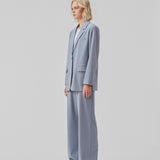Oversized blazer i farven Dusk med blødt fald. AnkerMD blazer har krave og revers samt en knap foran. Forlommer med klap og brystlomme. Slids bagpå og ved ærmer. Med for.  Shop matchende bukser i samme farve: AnkerMD slit pants, eller AnkerMD pants.