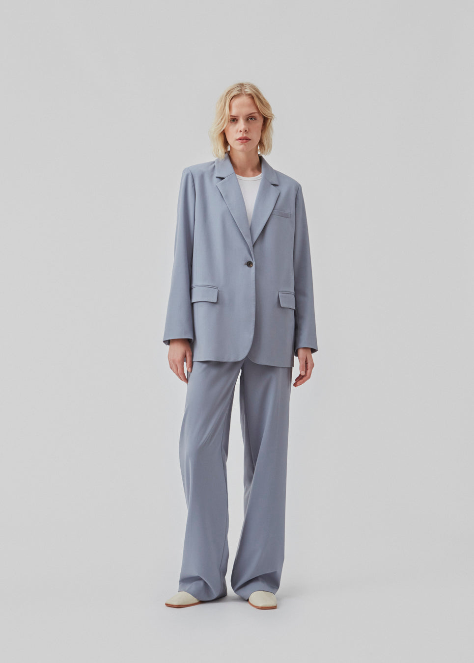 Oversized blazer i farven Dusk med blødt fald. AnkerMD blazer har krave og revers samt en knap foran. Forlommer med klap og brystlomme. Slids bagpå og ved ærmer. Med for.  Shop matchende bukser i samme farve: AnkerMD slit pants, eller AnkerMD pants.