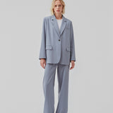 Oversized blazer i farven Dusk med blødt fald. AnkerMD blazer har krave og revers samt en knap foran. Forlommer med klap og brystlomme. Slids bagpå og ved ærmer. Med for.  Shop matchende bukser i samme farve: AnkerMD slit pants, eller AnkerMD pants.