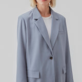 Oversized blazer i farven Dusk med blødt fald. AnkerMD blazer har krave og revers samt en knap foran. Forlommer med klap og brystlomme. Slids bagpå og ved ærmer. Med for.  Shop matchende bukser i samme farve: AnkerMD slit pants, eller AnkerMD pants.