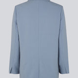 Oversized blazer i farven Dusk med blødt fald. AnkerMD blazer har krave og revers samt en knap foran. Forlommer med klap og brystlomme. Slids bagpå og ved ærmer. Med for.  Shop matchende bukser i samme farve: AnkerMD slit pants, eller AnkerMD pants.