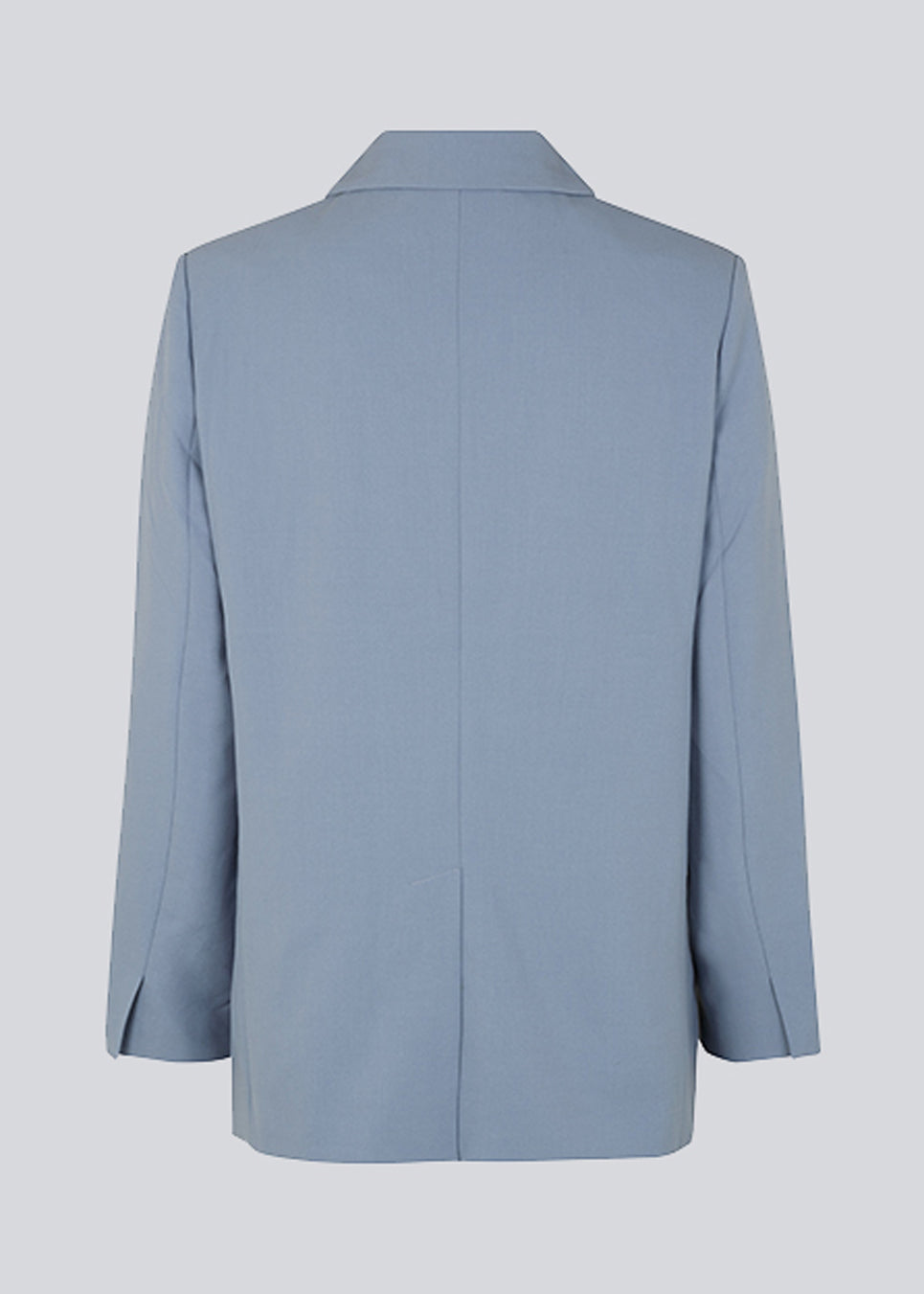 Oversized blazer i farven Dusk med blødt fald. AnkerMD blazer har krave og revers samt en knap foran. Forlommer med klap og brystlomme. Slids bagpå og ved ærmer. Med for.  Shop matchende bukser i samme farve: AnkerMD slit pants, eller AnkerMD pants.
