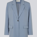 Oversized blazer i farven Dusk med blødt fald. AnkerMD blazer har krave og revers samt en knap foran. Forlommer med klap og brystlomme. Slids bagpå og ved ærmer. Med for.  Shop matchende bukser i samme farve: AnkerMD slit pants, eller AnkerMD pants.
