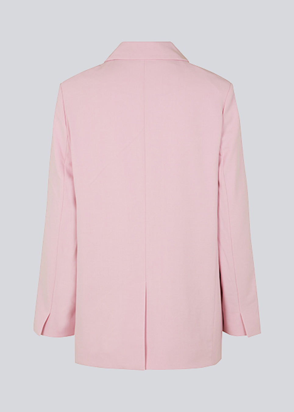 Oversized blazer i lyserød med blødt fald. AnkerMD blazer har krave og revers samt en knap foran. Forlommer med klap og brystlomme. Slids bagpå og ved ærmer. Med for. Modellen er 177 cm og har en størrelse S/36 på.