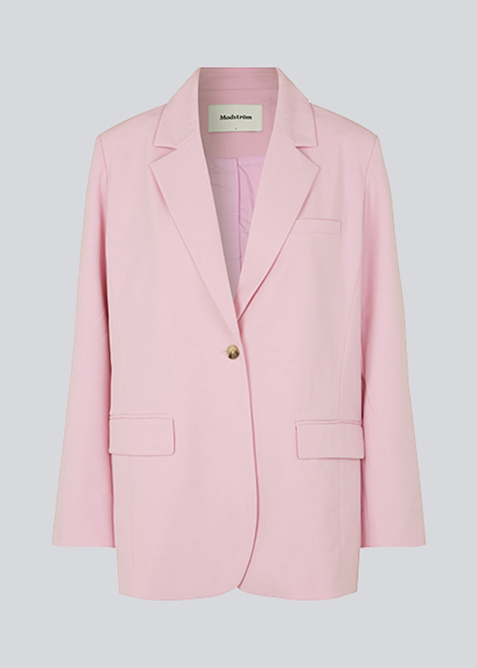 Oversized blazer i lyserød med blødt fald. AnkerMD blazer har krave og revers samt en knap foran. Forlommer med klap og brystlomme. Slids bagpå og ved ærmer. Med for. Modellen er 177 cm og har en størrelse S/36 på.