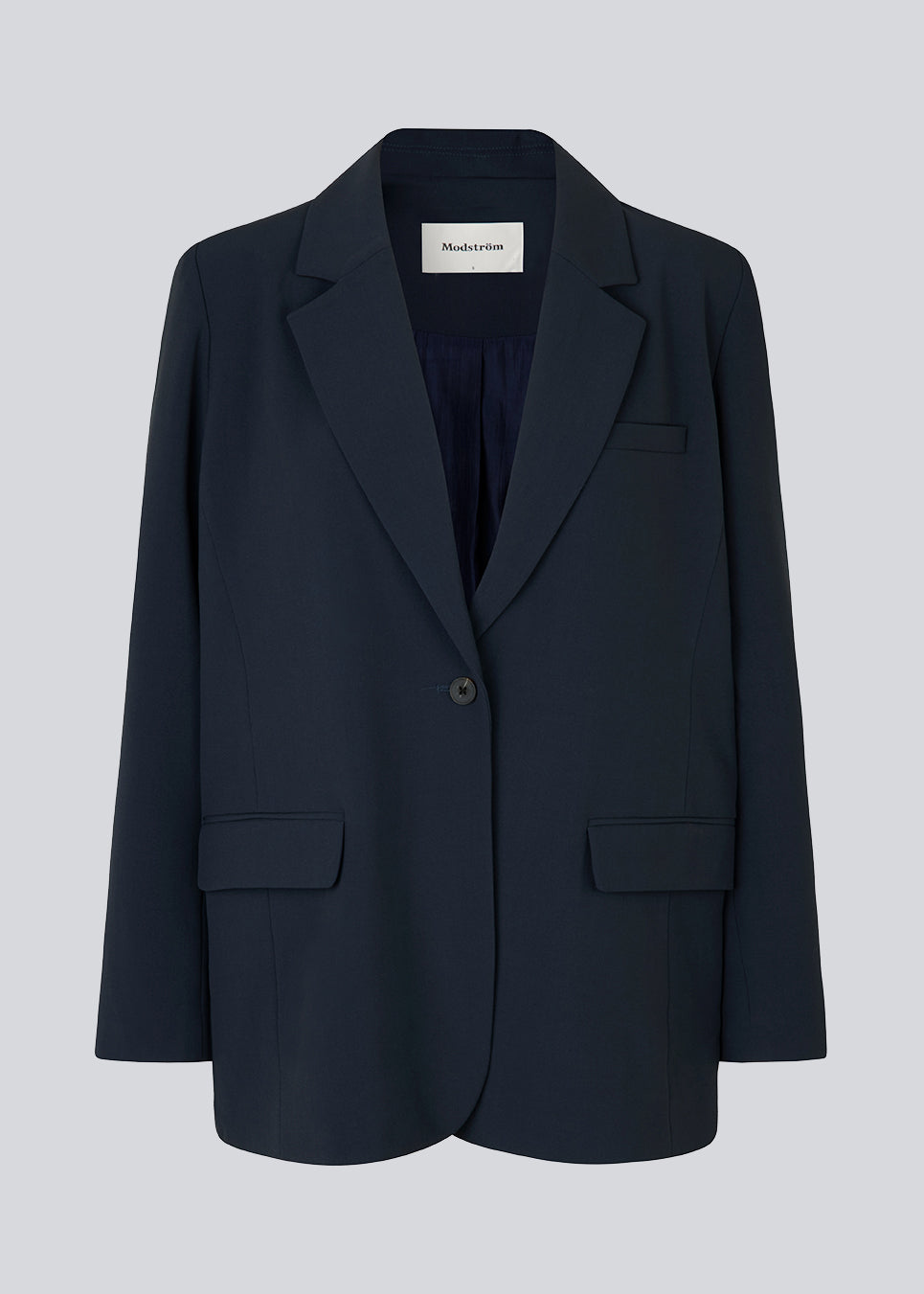 Oversized blazer i mørkeblå med blødt fald. AnkerMD blazer har krave og revers samt en knap foran. Forlommer med klap og brystlomme. Slids bagpå og ved ærmer. Med for.  Match med bukser: AnkerMD slit pants eller AnkerMD wide pants. 