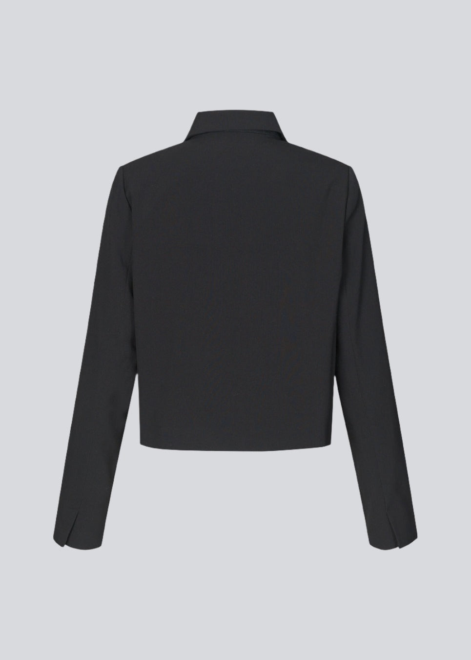 Kort, dobbeltraddet blazer med krave og spidsrevers. AnkerMD short blazer har en lige pasform med to knapper og en dekorativ paspoleret brystlomme.