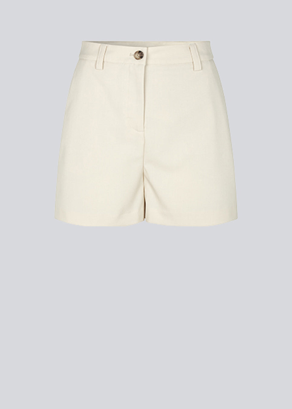 Shorts i beige med brede ben og mellemhøj talje. AnkerMD shorts har pressefolder, gylp med lynlås og knap, skrå sidelommer og paspolerede baglommer.  Modellen er 174 cm og har en størrelse S/36 på.