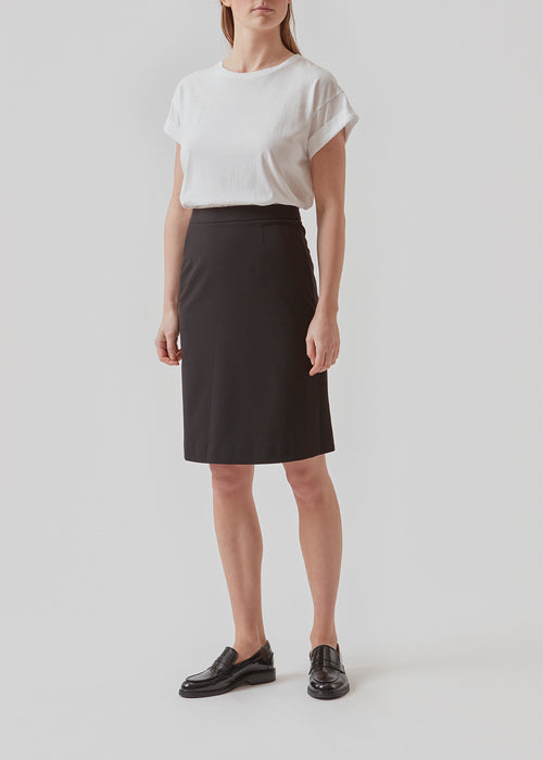 Knælang nederdel i sort med høj talje med skjult lynlås bagpå. Silhuetten på AnkerMD skirt er A-formet.  Køb matchende blazer: AnkerMD blazer, i samme farve for at fuldende looket.