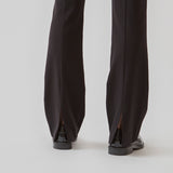 Bukser i sort med tætsiddende pasform med skjult lynlås i den ene side. AnkerMD slit pants har dekorative paspolerede baglommer, syede pressefolder og slidser forneden bagpå.  Køb matchende blazer: AnkerMD blazer, i samme farve for at fuldende looket.