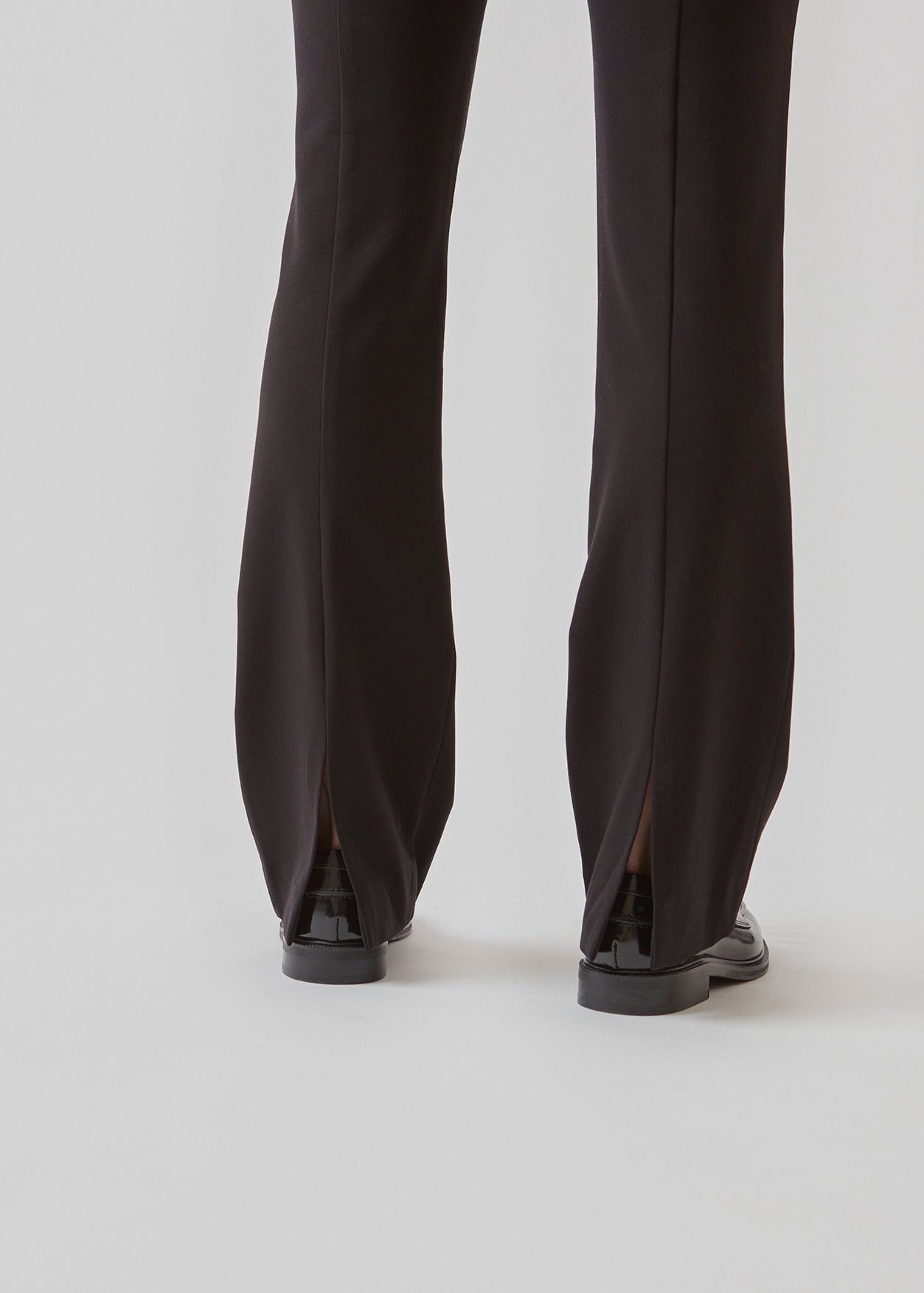 Bukser i sort med tætsiddende pasform med skjult lynlås i den ene side. AnkerMD slit pants har dekorative paspolerede baglommer, syede pressefolder og slidser forneden bagpå.  Køb matchende blazer: AnkerMD blazer, i samme farve for at fuldende looket.