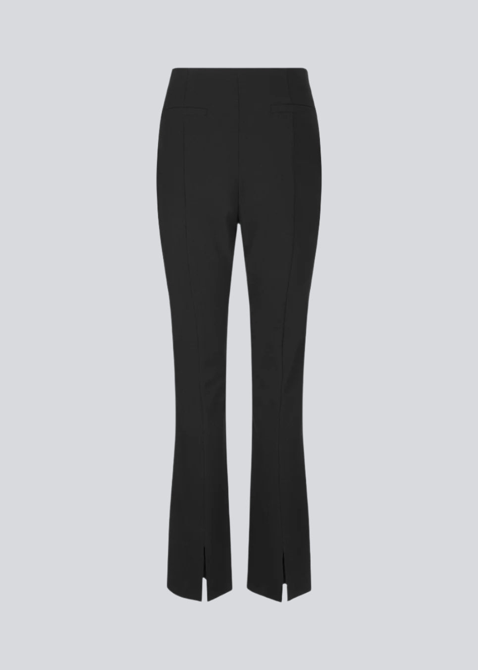 Bukser i sort med tætsiddende pasform med skjult lynlås i den ene side. AnkerMD slit pants har dekorative paspolerede baglommer, syede pressefolder og slidser forneden bagpå.  Køb matchende blazer: AnkerMD blazer, i samme farve for at fuldende looket.