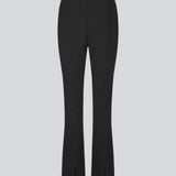 Bukser i sort med tætsiddende pasform med skjult lynlås i den ene side. AnkerMD slit pants har dekorative paspolerede baglommer, syede pressefolder og slidser forneden bagpå.  Køb matchende blazer: AnkerMD blazer, i samme farve for at fuldende looket.