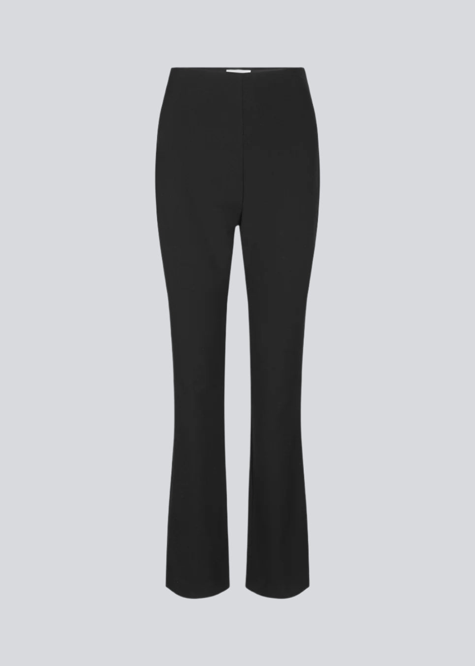 Bukser i sort med tætsiddende pasform med skjult lynlås i den ene side. AnkerMD slit pants har dekorative paspolerede baglommer, syede pressefolder og slidser forneden bagpå.  Køb matchende blazer: AnkerMD blazer, i samme farve for at fuldende looket.