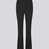 Bukser i sort med tætsiddende pasform med skjult lynlås i den ene side. AnkerMD slit pants har dekorative paspolerede baglommer, syede pressefolder og slidser forneden bagpå.  Køb matchende blazer: AnkerMD blazer, i samme farve for at fuldende looket.