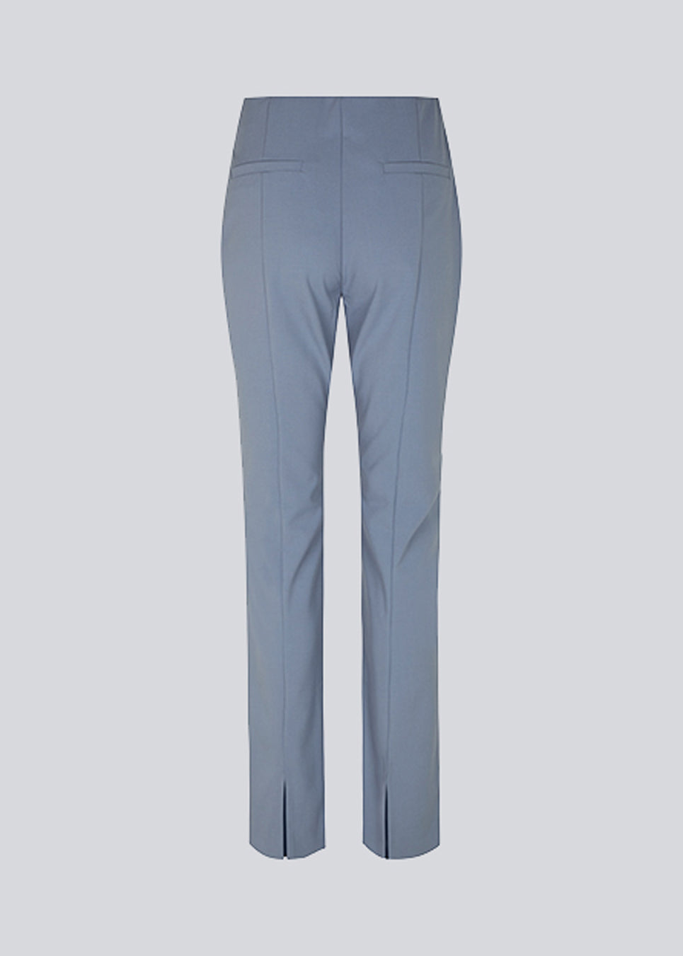 Bukser i farven Dusk med tætsiddende pasform med skjult lynlås i den ene side. AnkerMD slit pants har dekorative paspolerede baglommer, syede pressefolder og slidser forneden bagpå.