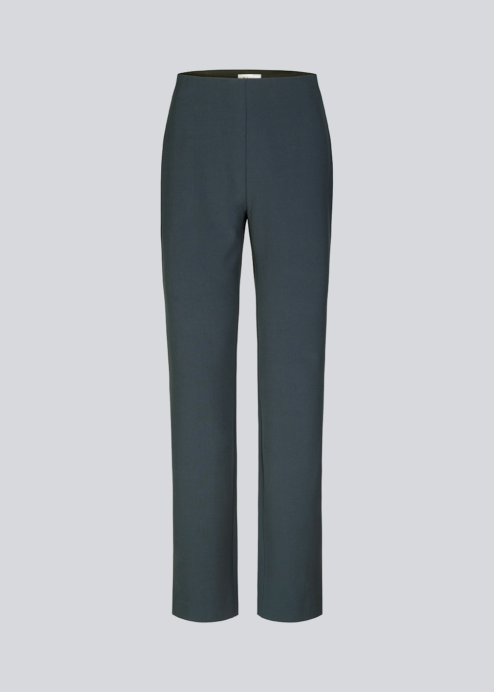 Bukser med tætsiddende pasform med skjult lynlås i den ene side. AnkerMD slit pants har dekorative paspolerede baglommer, syede pressefolder og slidser forneden bagpå.  Match med blazer: AnkerMD blazer