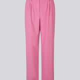 Bukser i pink med afslappet pasform. AnkerMD wide pants har almindelig talje med læg foran og brede, lange ben. Dekorative paspolerede lommer bagpå og sidelommer.  Match med blazer: AnkerMD blazer