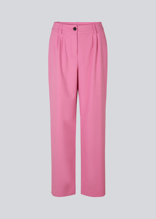 Bukser i pink med afslappet pasform. AnkerMD wide pants har almindelig talje med læg foran og brede, lange ben. Dekorative paspolerede lommer bagpå og sidelommer.  Match med blazer: AnkerMD blazer