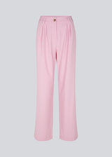 Bukser i lyserød med afslappet pasform. AnkerMD wide pants har almindelig talje med læg foran og brede, lange ben. Dekorative paspolerede lommer bagpå og sidelommer. Modellen er 174 cm og har en størrelse S/36 på.