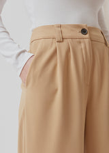 Bukser med afslappet pasform. AnkerMD wide pants har almindelig talje med læg foran og brede, lange ben. Dekorative paspolerede lommer bagpå og sidelommer.  Køb matchende blazer: AnkerMD blazer, i samme farve for at fuldende looket. 