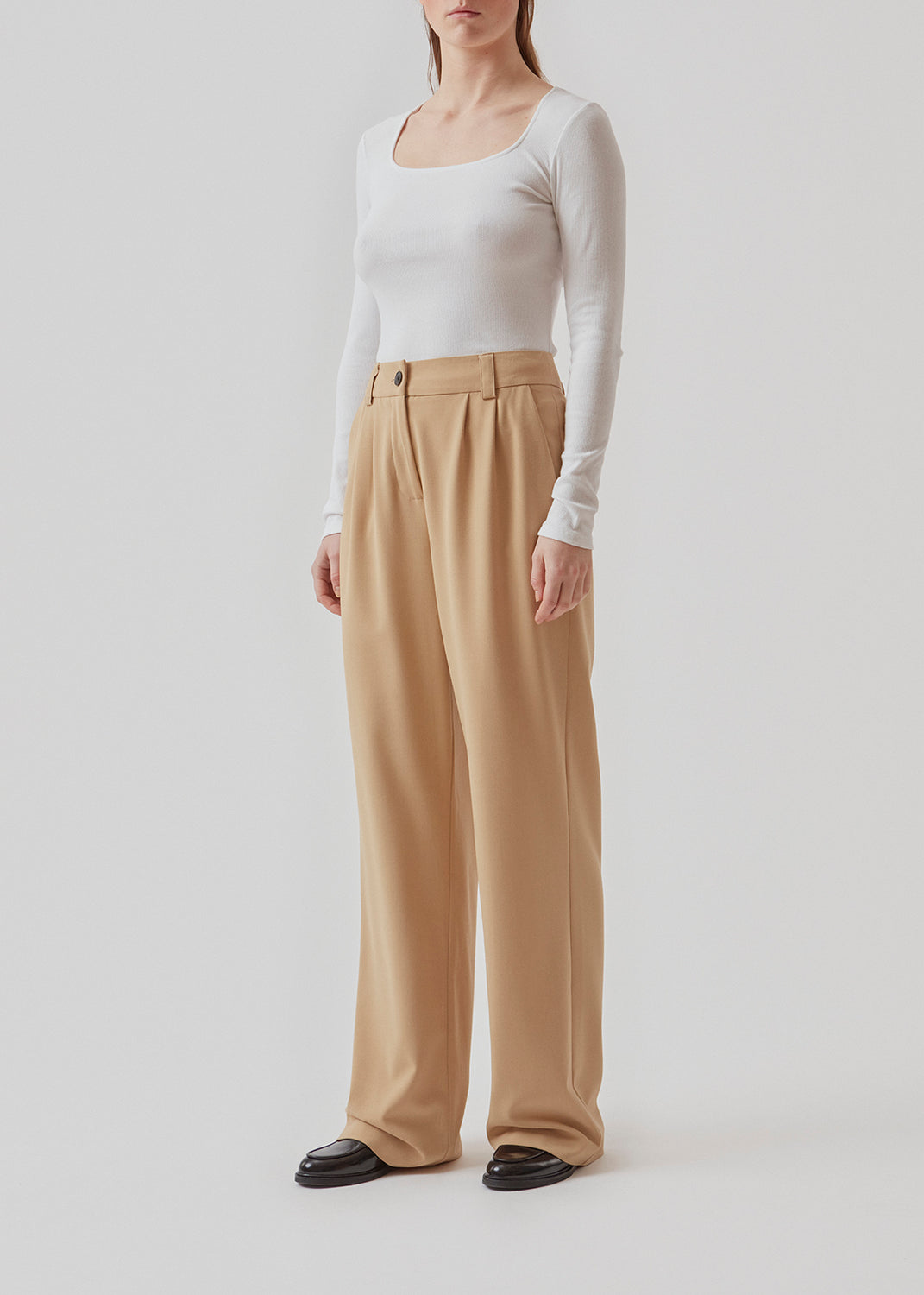 Bukser med afslappet pasform. AnkerMD wide pants har almindelig talje med læg foran og brede, lange ben. Dekorative paspolerede lommer bagpå og sidelommer.  Køb matchende blazer: AnkerMD blazer, i samme farve for at fuldende looket. 