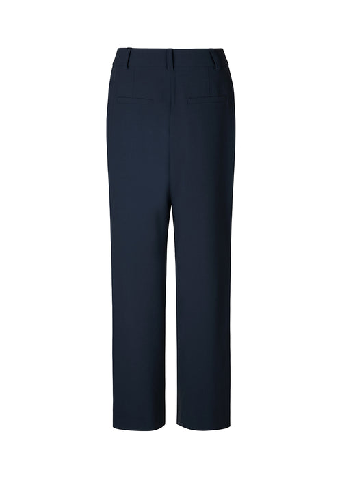 Bukser i mørkeblå med afslappet pasform. AnkerMD wide pants har almindelig talje med læg foran og brede, lange ben. Dekorative paspolerede lommer bagpå og sidelommer.  Match med blazer: AnkerMD blazer.