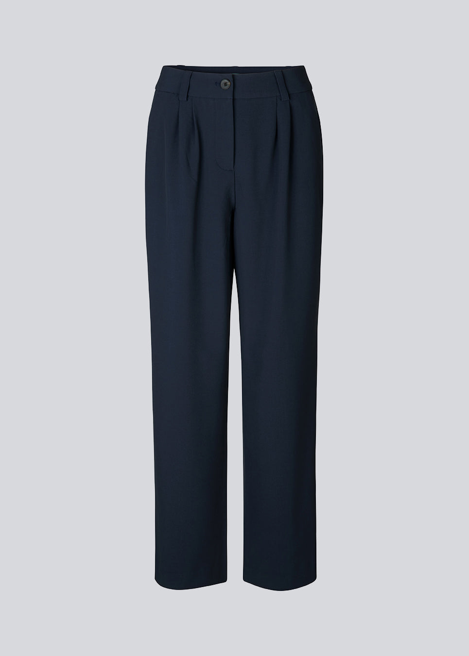Bukser i mørkeblå med afslappet pasform. AnkerMD wide pants har almindelig talje med læg foran og brede, lange ben. Dekorative paspolerede lommer bagpå og sidelommer.  Match med blazer: AnkerMD blazer.