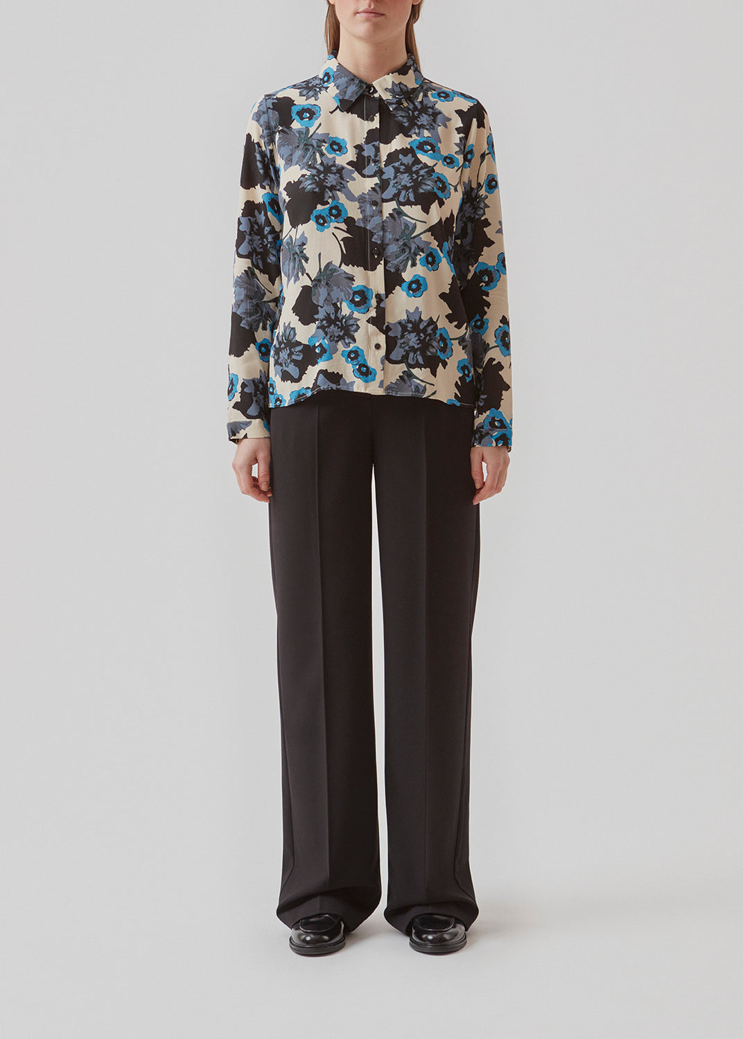 Skjorte i stort blomsterprint af EcoVero viskose. AnnalieMD print shirt har en løs pasform med lange ærmer, krave og knaplukning fortil.