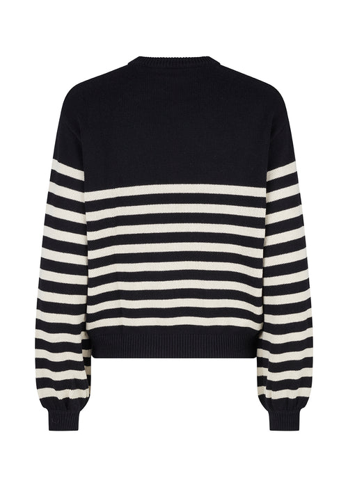 Strikket trøje i sort med beige striber i bomuld med afslappet pasform. ArchieMD o-neck har en rund hals med lav skuldersøm og lange ærmer. Ribkant i halsudskæringen, nederst på ærmerne og forneden.
