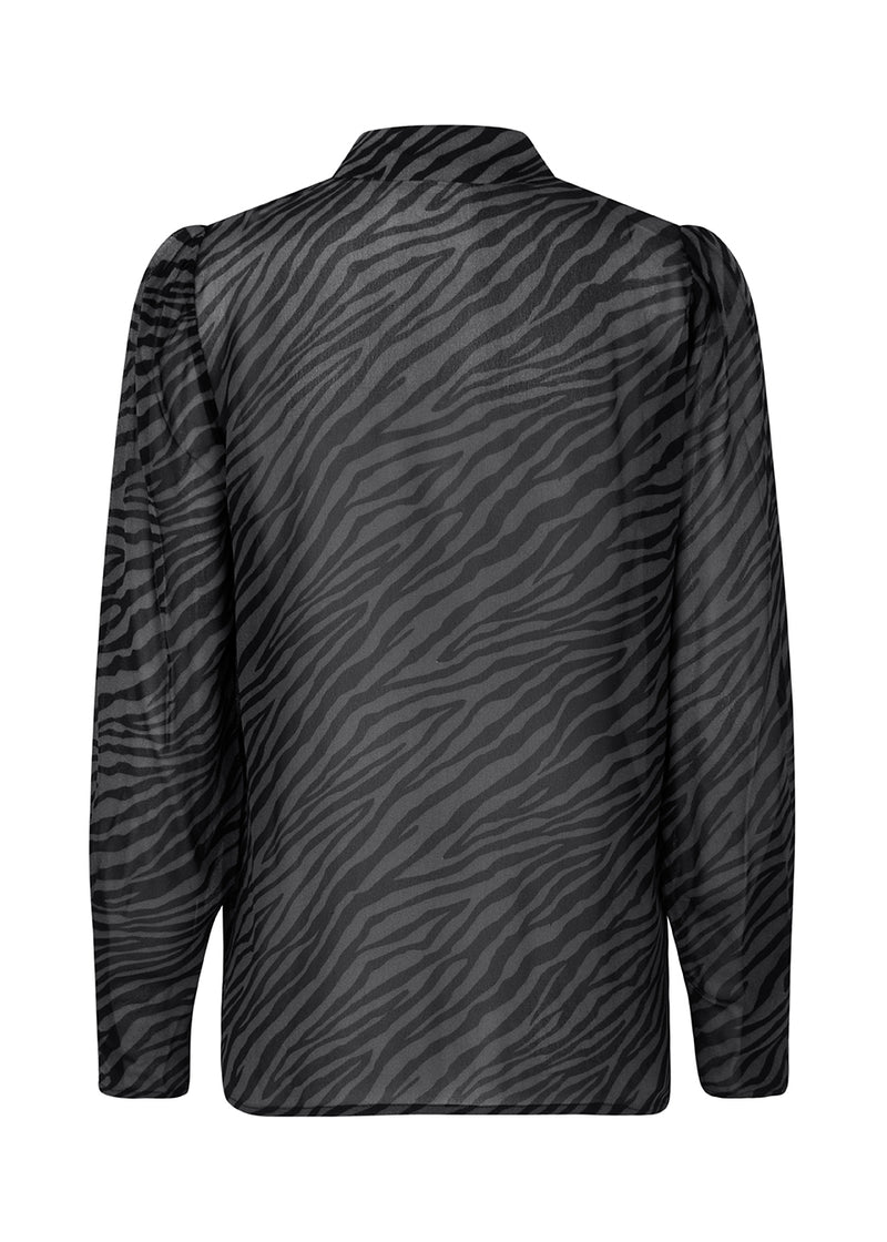 Elegant skjorte i let georgette med print. Skjorten har knaplukning og krave med lange ærmer med vidde og detalje ved skulderen. AriellaMD print shirt er en smule transparent.