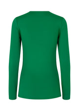 Langærmet bluse i grøn med kropsnær pasform og i elastisk materiale. ArniMD top har en høj v-udskæring med wrap-effekt foran.