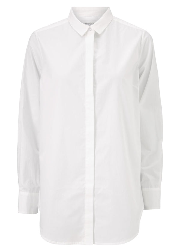 Klassisk, lang skjorte i en lækker bomuldskvalitet. Arthur shirt har skjult knaplukning fortil og brede manchetter, som er med til at give et elegant udtryk.