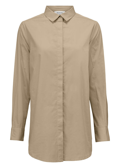 Klassisk, lang skjorte i en lækker bomuldskvalitet. Arthur shirt har skjult knaplukning fortil og brede manchetter, som er med til at give et elegant udtryk.