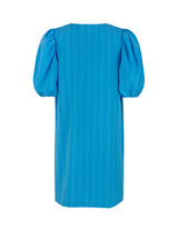 Kort kjole i blå med afslappet pasform og v-udskæring. Ærmerne på AshaMD dress er korte og voluminøse med elastikkant.  Materiale: 100% Polyester  Foer: 100% Polyester