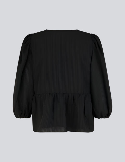 Top i sort i løs silhuet med 3/4 lange pufærmer, v-udskæring i halsen og en skæring i taljen, der giver ekstra volumen på den nederste del af toppen.  Materiale: 100% Polyester