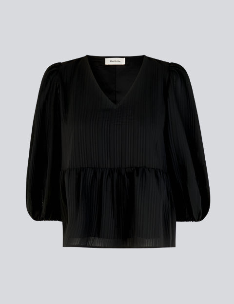 Top i sort i løs silhuet med 3/4 lange pufærmer, v-udskæring i halsen og en skæring i taljen, der giver ekstra volumen på den nederste del af toppen.  Materiale: 100% Polyester
