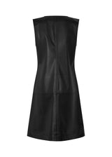 Ærmeløs kjole med A-facon i blødt lammelæder. AspenMD dress har v-udskæring og dekorative syninger. Længden er knælang.