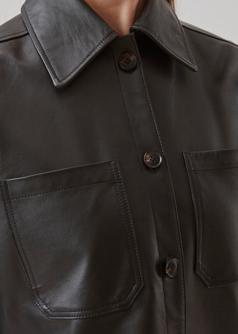 Voluminøs skjorte i blødt lammelæder med dekorative syninger. AspenMD shirt har lange ærmer med manchet, bred krave, to store brystlommer og knaplukning fortil.