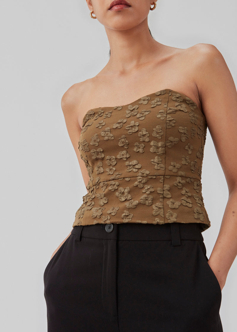 Crop top uden ærmer med hjerteformet udskæring og en smule peplum effekt. AtiraMD crop top har struktureret blomstermønster.  Modellen er 177 cm og har en størrelse S/36 på.