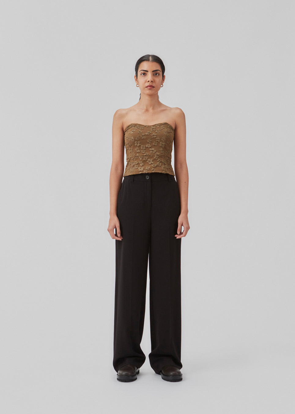 Crop top uden ærmer med hjerteformet udskæring og en smule peplum effekt. AtiraMD crop top har struktureret blomstermønster.  Modellen er 177 cm og har en størrelse S/36 på.