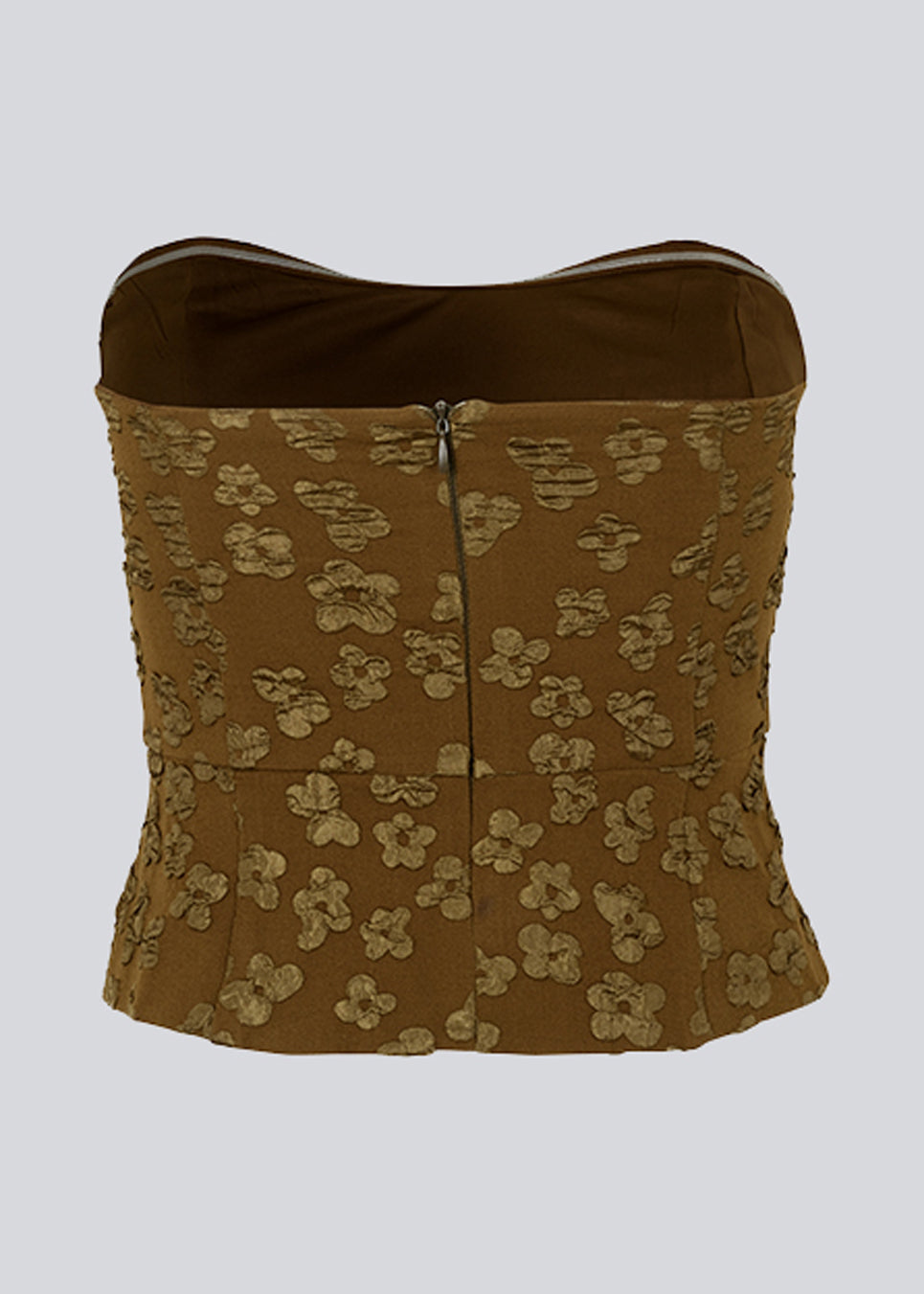 Crop top uden ærmer med hjerteformet udskæring og en smule peplum effekt. AtiraMD crop top har struktureret blomstermønster.  Modellen er 177 cm og har en størrelse S/36 på.