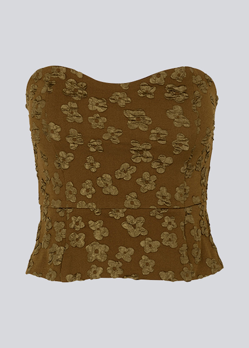 Crop top uden ærmer med hjerteformet udskæring og en smule peplum effekt. AtiraMD crop top har struktureret blomstermønster.  Modellen er 177 cm og har en størrelse S/36 på.
