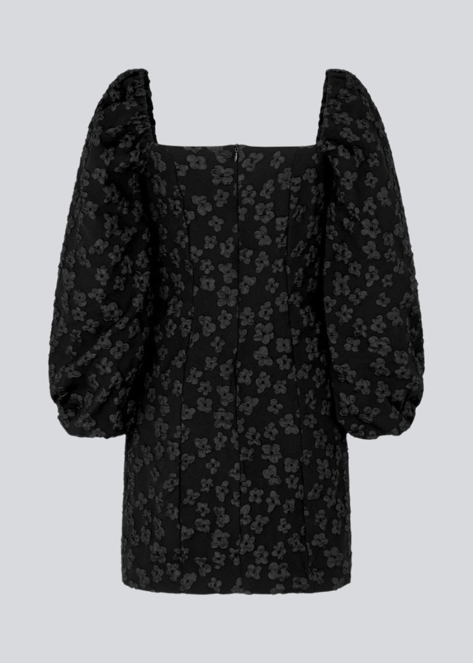 Kort kjole i sort med all-over blomstermotiv. AtiraMD dress har lange ballonærmer med en mere kropsnær krop. Halsudskæringen er firkantet både foran og bagpå.