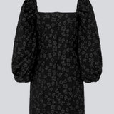 Kort kjole i sort med all-over blomstermotiv. AtiraMD dress har lange ballonærmer med en mere kropsnær krop. Halsudskæringen er firkantet både foran og bagpå.