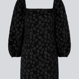 Kort kjole i sort med all-over blomstermotiv. AtiraMD dress har lange ballonærmer med en mere kropsnær krop. Halsudskæringen er firkantet både foran og bagpå.