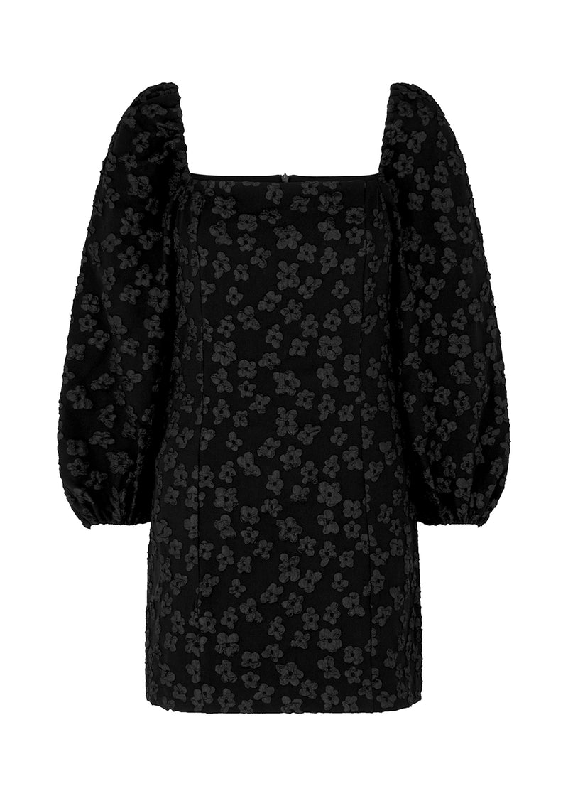 Kort kjole i sort med all-over blomstermotiv. AtiraMD dress har lange ballonærmer med en mere kropsnær krop. Halsudskæringen er firkantet både foran og bagpå.