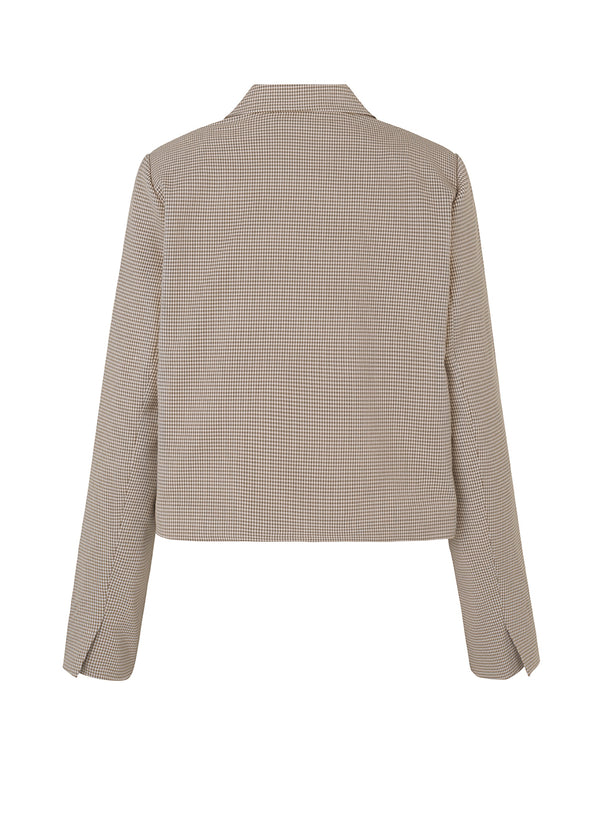 Kort, dobbeltraddet blazer med tern. AtticusMD check blazer har lige pasform og er med for. Krave, revers og dekorativ brystlomme.  Køb matchende bukser i samme farve: AtticusMD check pants.